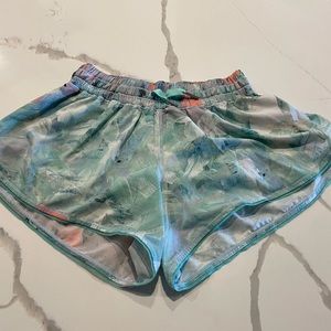Lululemon Hotty Hot Low-Rise Lined Short 2.5" Size 6